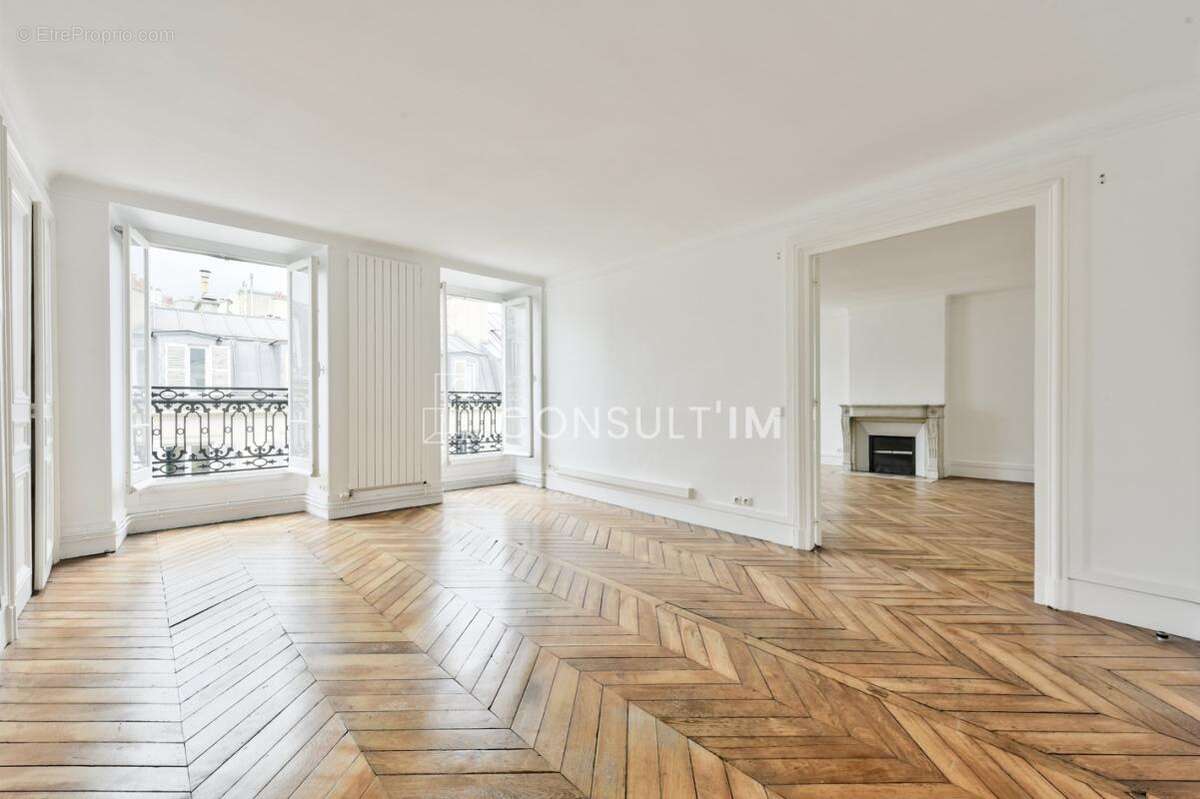 Commerce à PARIS-8E
