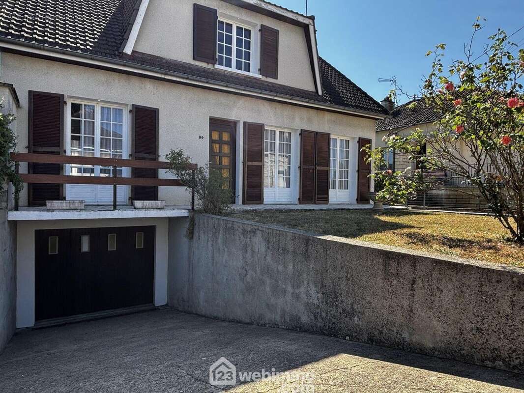Elle offre 112 m2 habitables répartis sur 2 niveaux.