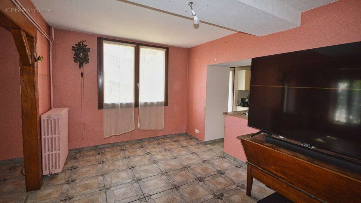 À VENDRE  Maison à rénover  Proche de toutes les commodités - photo 3