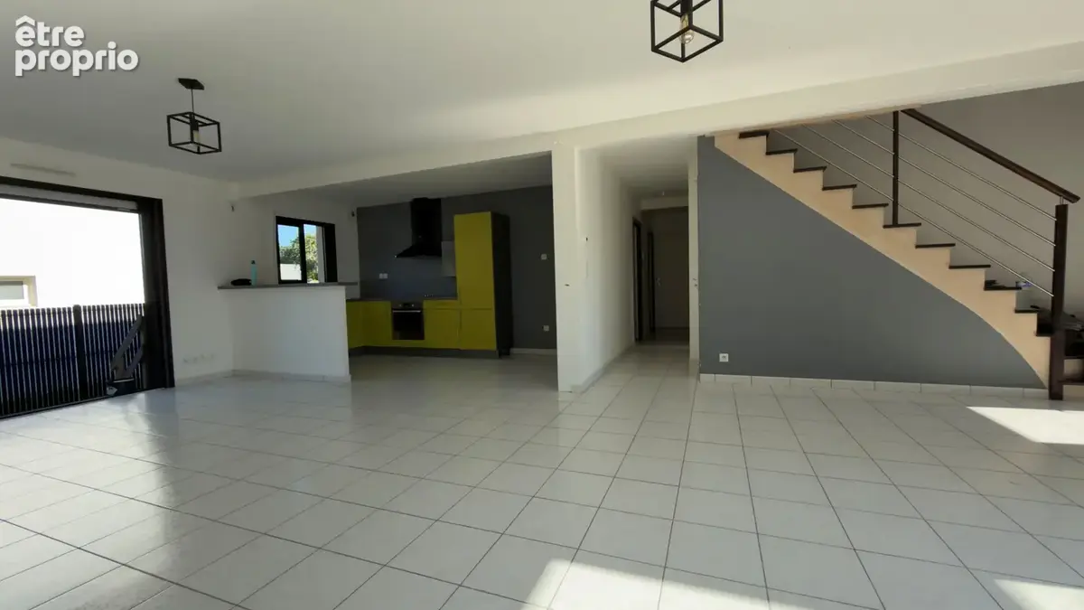 Saint Marc sur Mer - Maison double usage maison et bureaux avec sous sol de 129 m2 - photo 10