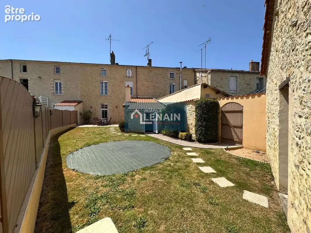 Maison de caractere offrant de beaux volumes, dans un cadre de vie privilegie. - photo 2