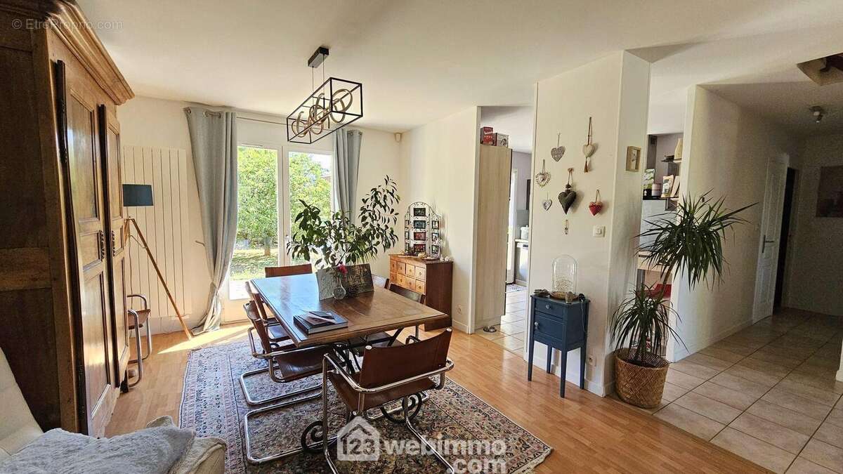 Une salle à manger avec un accès direct sur la cuisine. - Maison à MILLY-LA-FORET