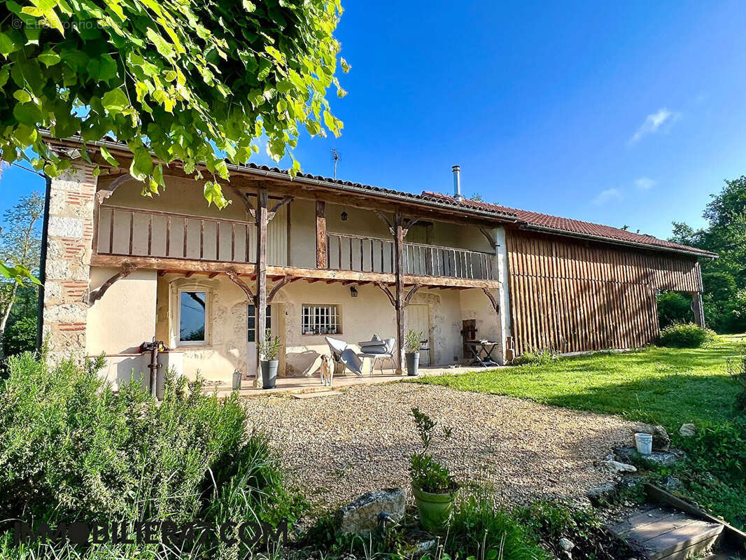 Propriété avec piscine et dépendances - photo 3