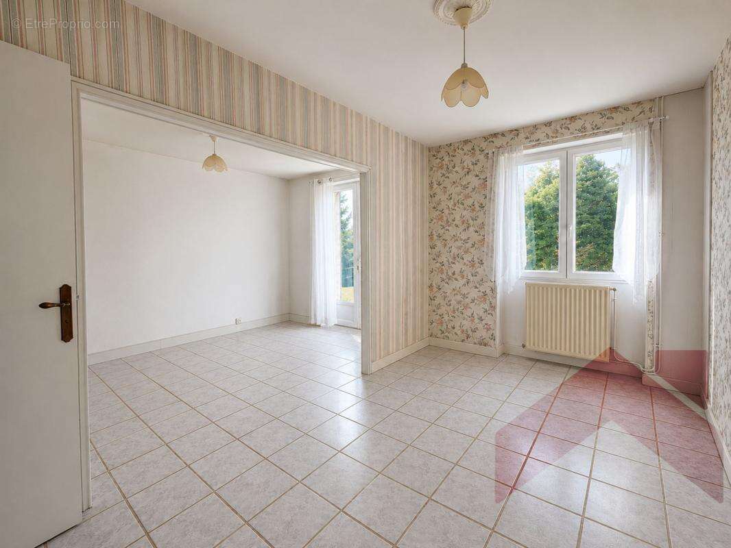 Maison à DOUVILLE