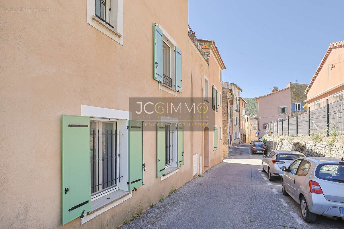 Appartement à SOLLIES-TOUCAS
