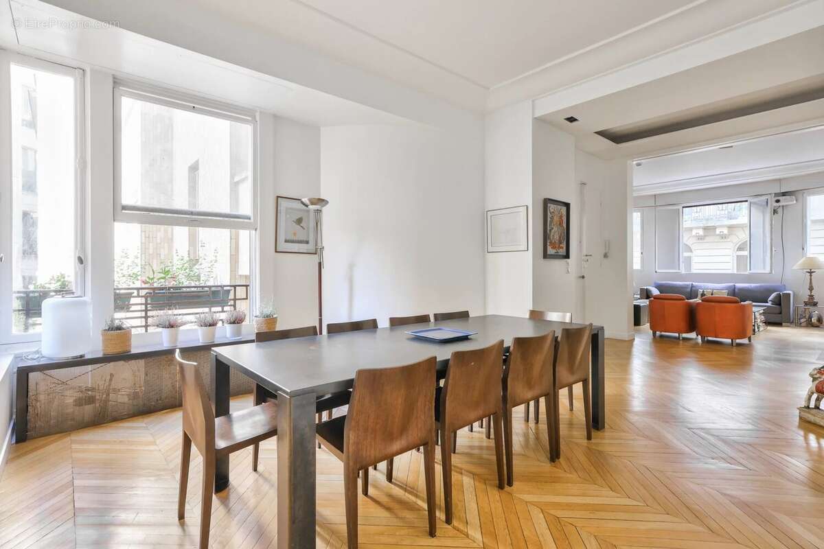 Appartement à PARIS-16E