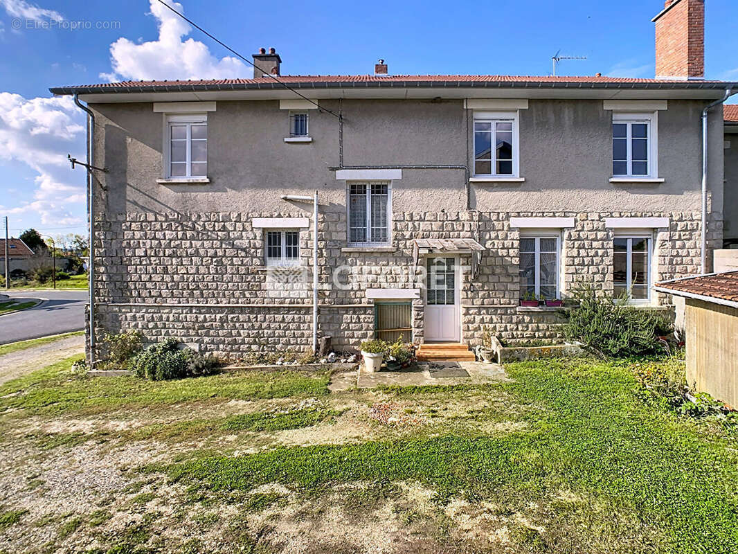 Maison à LES CHARMONTOIS