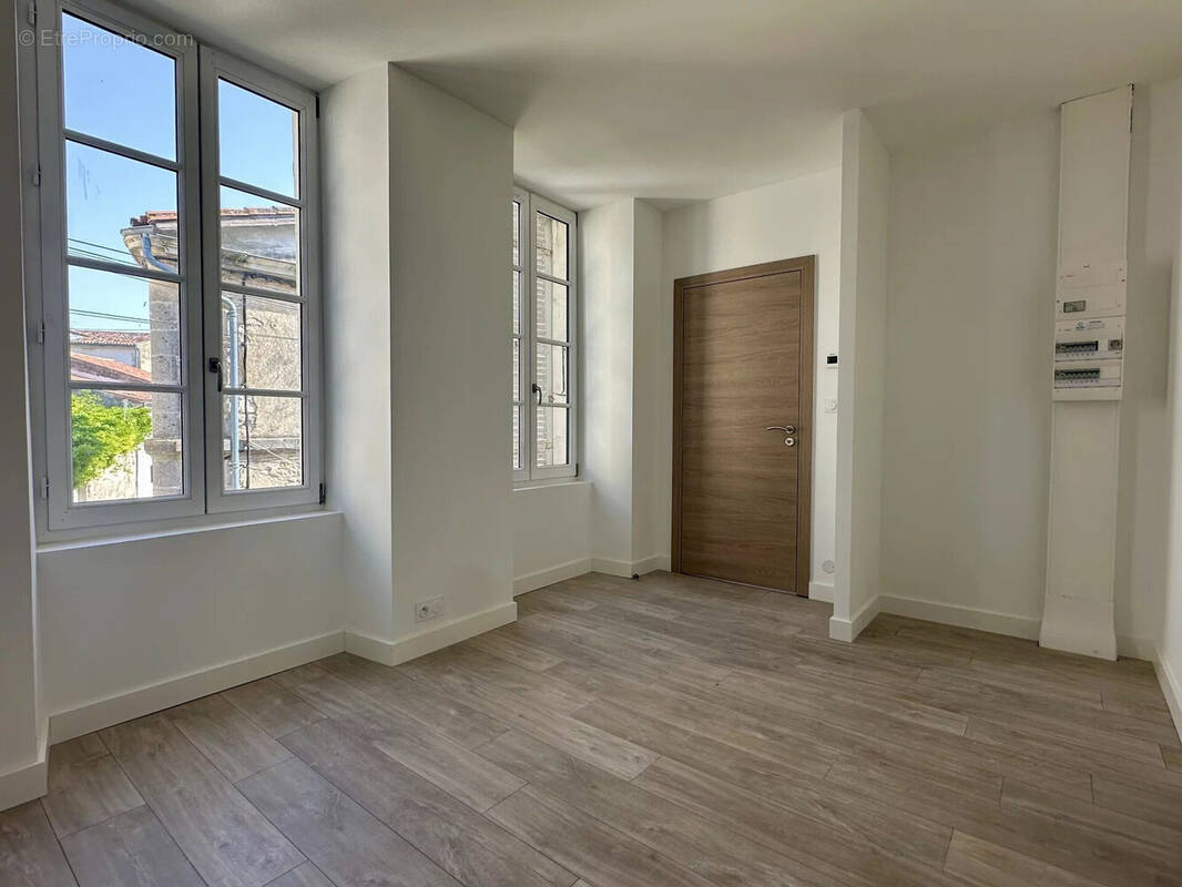 Appartement à SAINT-JEAN-D'ANGELY