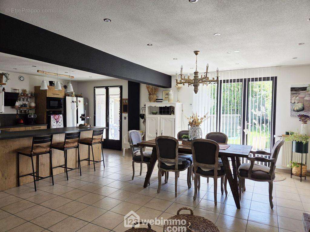 d'une pièce de vie lumineuse traversante de 43m²... - Maison à ALBERTVILLE