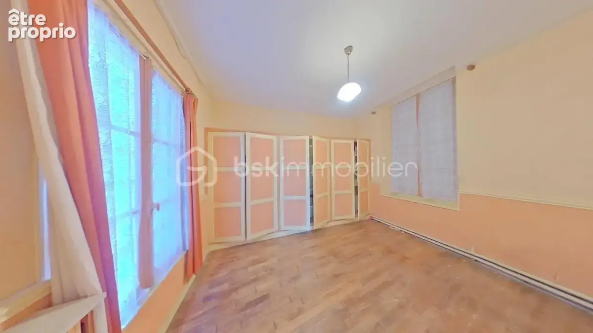 Maison de 269 m² comprenant trois logements avec un garage, une cave et une cour - photo 5