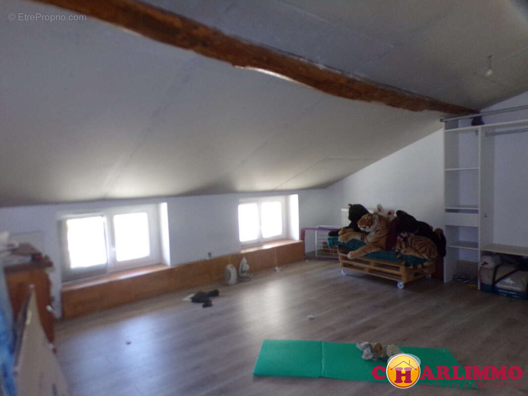 Maison 116 m² à Les Salles-Lavauguyon  - photo 4