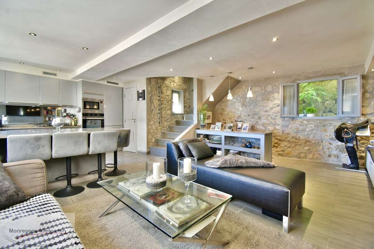 Maison à CHATEAUNEUF-GRASSE