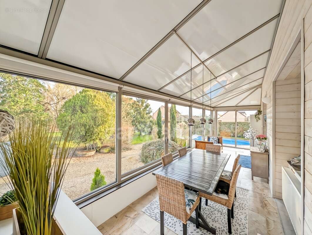 A vendre à 5 mn de Chalon-Sur-Saône (71) cette villa authentique de 189 m² 7 pièces 5 chambres 1 bureau et terrain de 2310 m² - photo 4