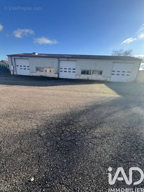 Photo 1 - Parking à NEUFCHATEAU