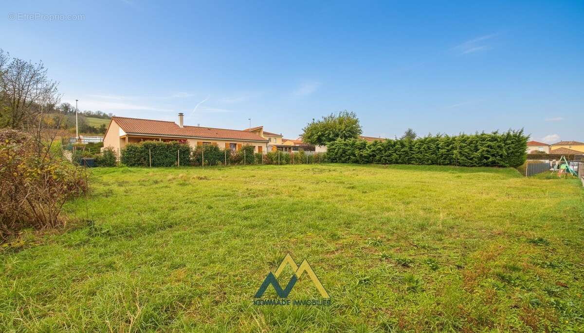Terrain 859 m² à Les Martres-De-Veyre  - photo 3