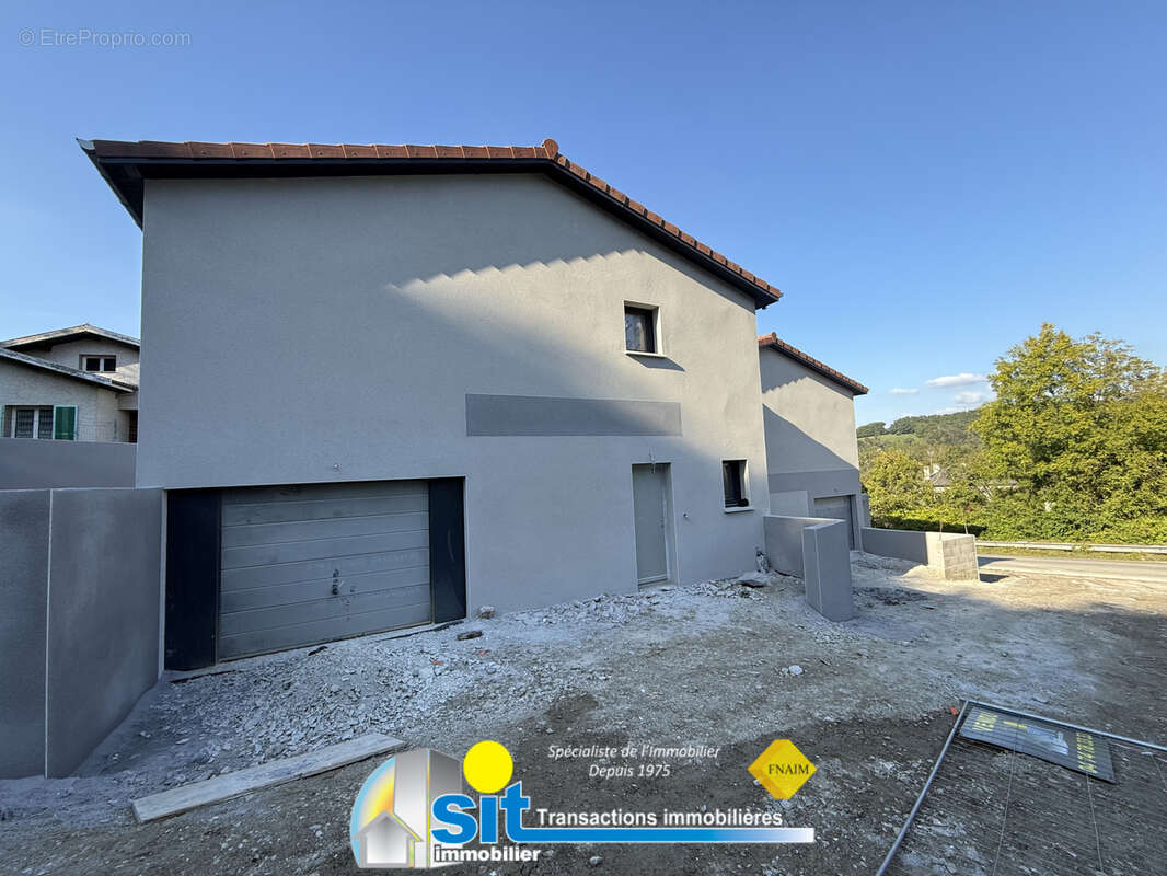 Maison à EYZIN-PINET