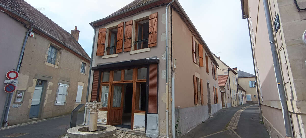 Le veurdre - maison de bourg 180 m2, studio, terrain + garage - photo 17