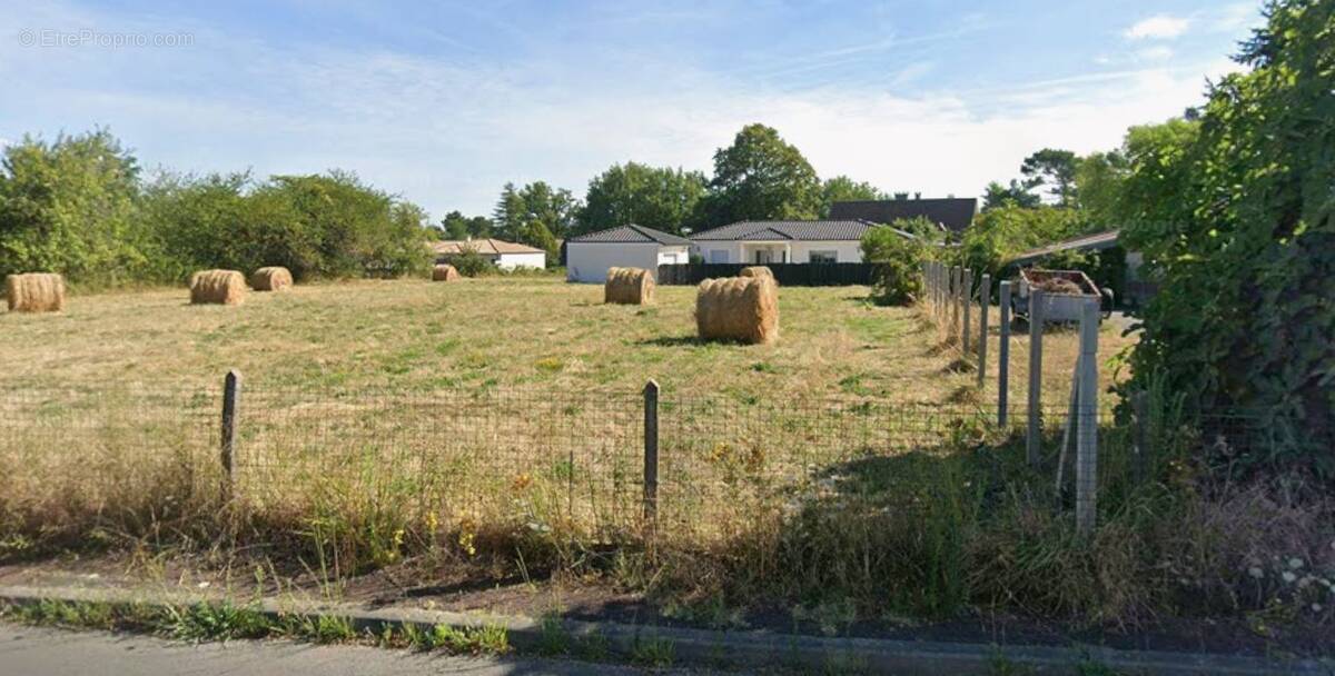 Terrain à COULOUNIEIX-CHAMIERS