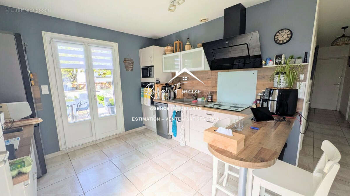 Cuisine A et E ouverte sur le séjour - Maison à DESCARTES