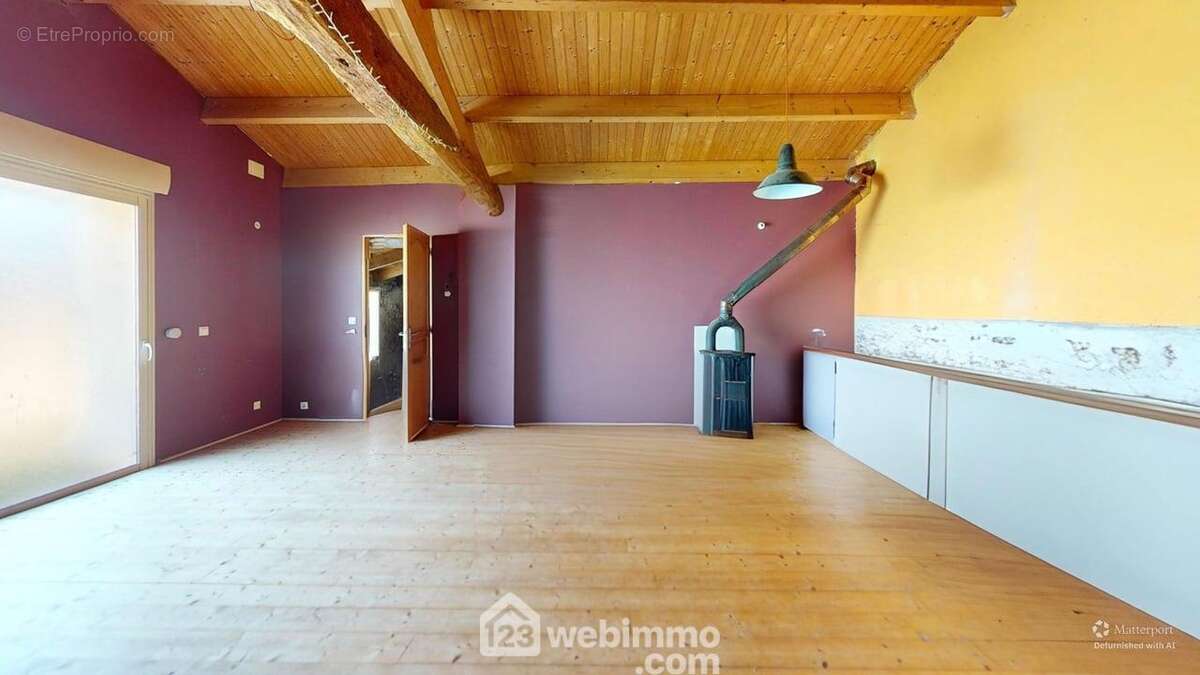 Le salon donne sur un espace à rénover. - Maison à JARD-SUR-MER