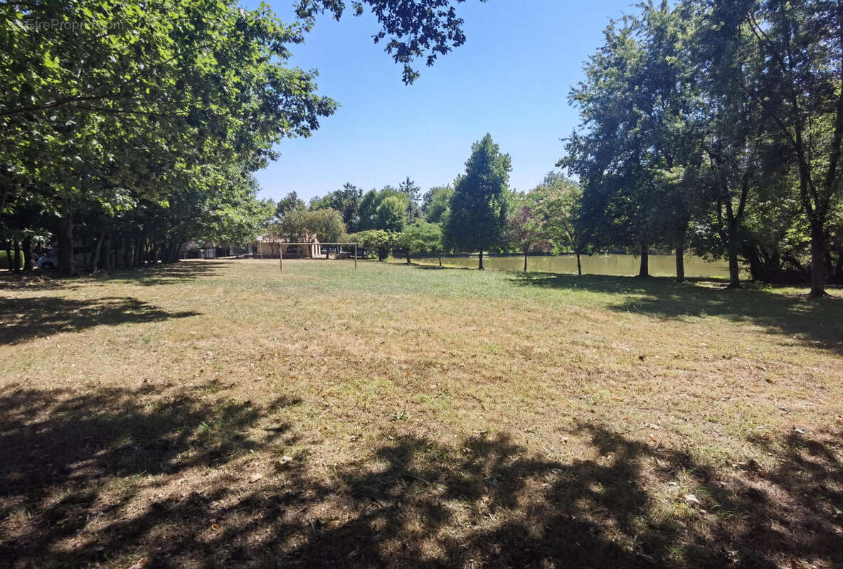 Terrain camping - Commerce à JUMILHAC-LE-GRAND