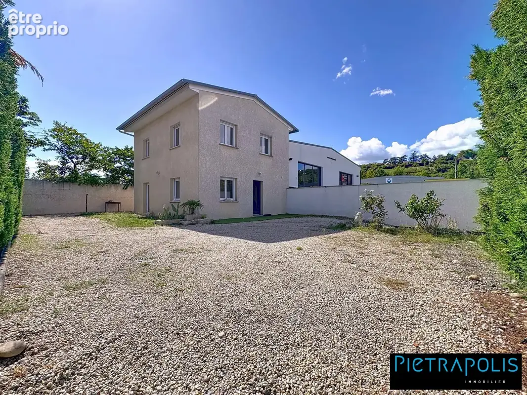 Commerce 104 m² à Saint-Genis-Laval  - photo 2