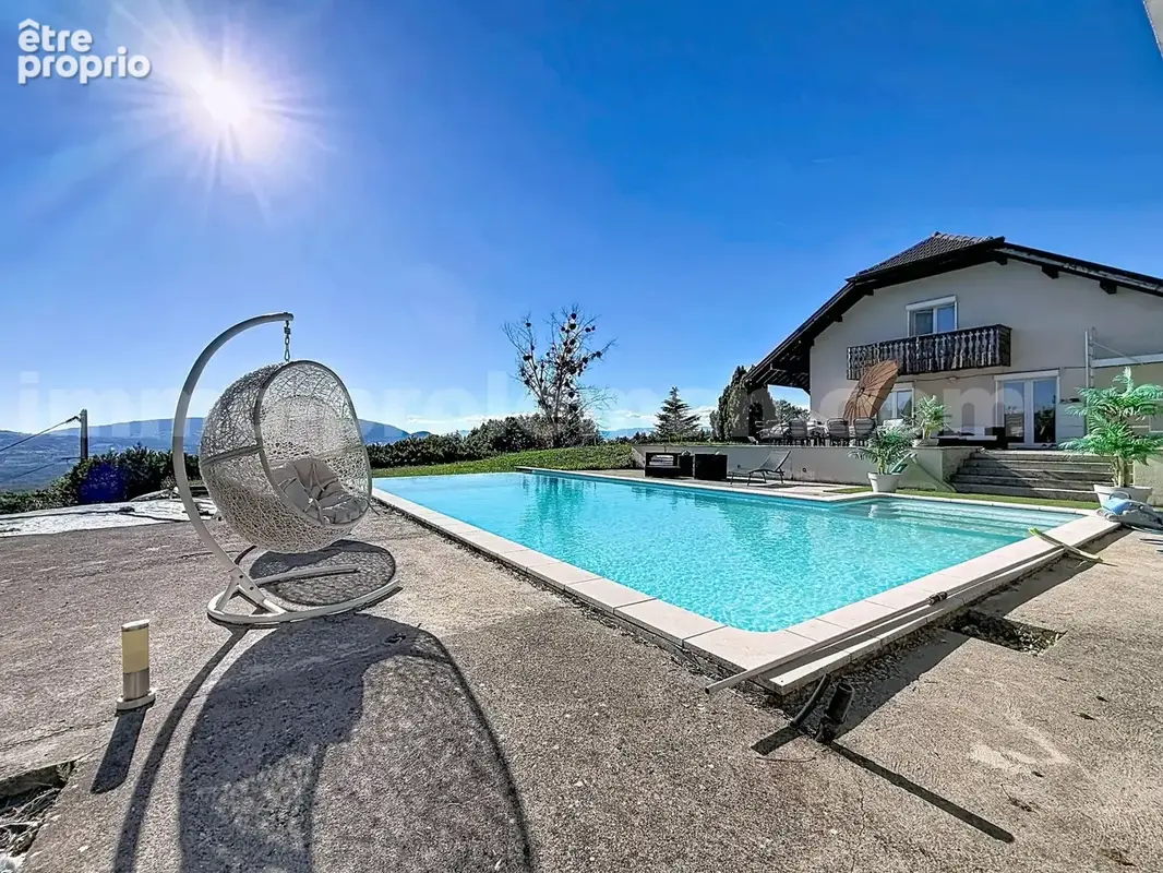 Magnifique_maison_individuelle_Lucinges_calme_frontiere_suisse_geneve_salon_sejour_cuisine_terrain_terrasse_jardin_piscine