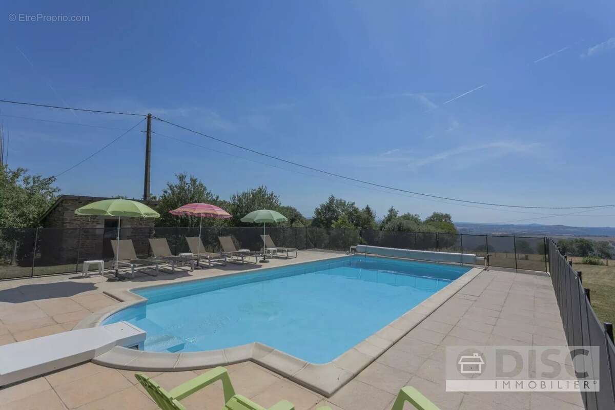 Corps de ferme rénovée avec spacieux gîte indépendant, dépendance, piscine et superbes vues. - photo 17