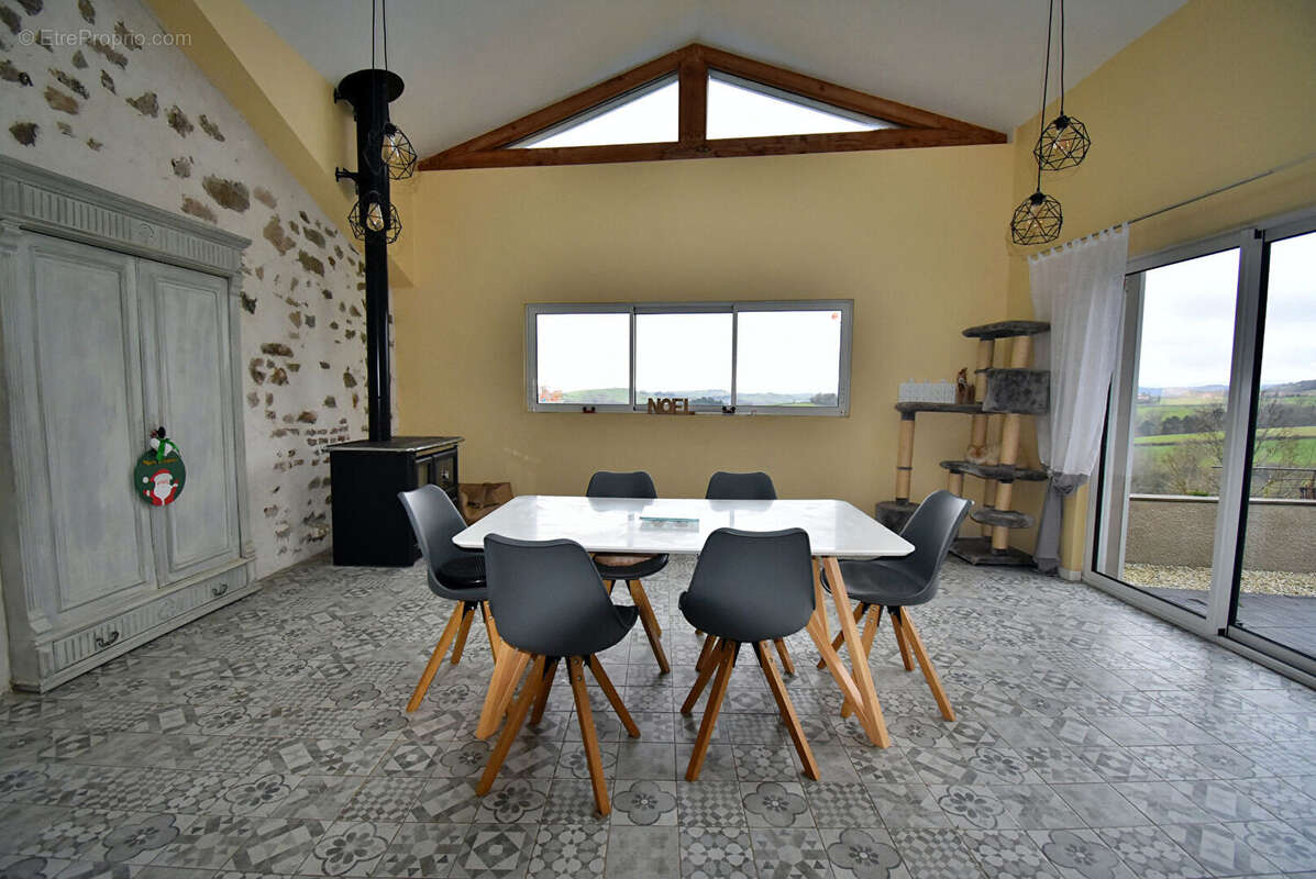 Maison à SAINT-PRIEST-LA-ROCHE