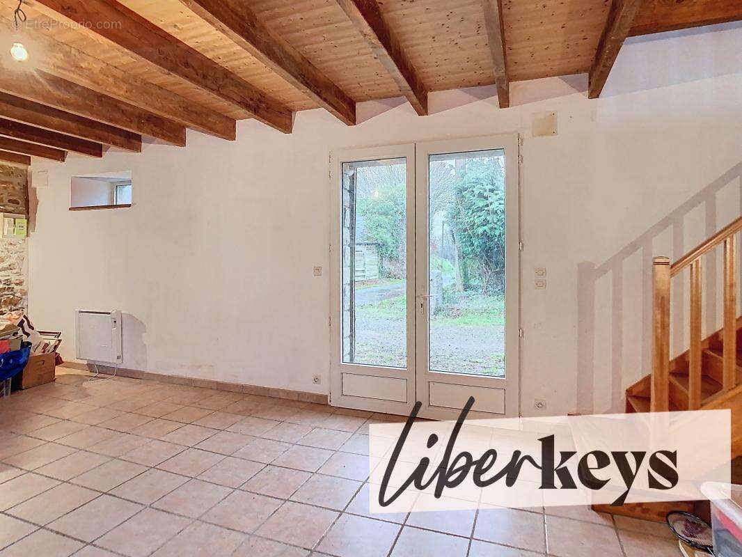 Maison à LA ROCHE-DERRIEN