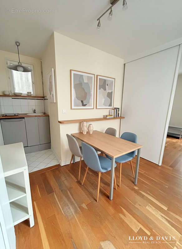 Relooking Home staging par IA  pour l'entrée salle à manger  - Appartement à PARIS-16E