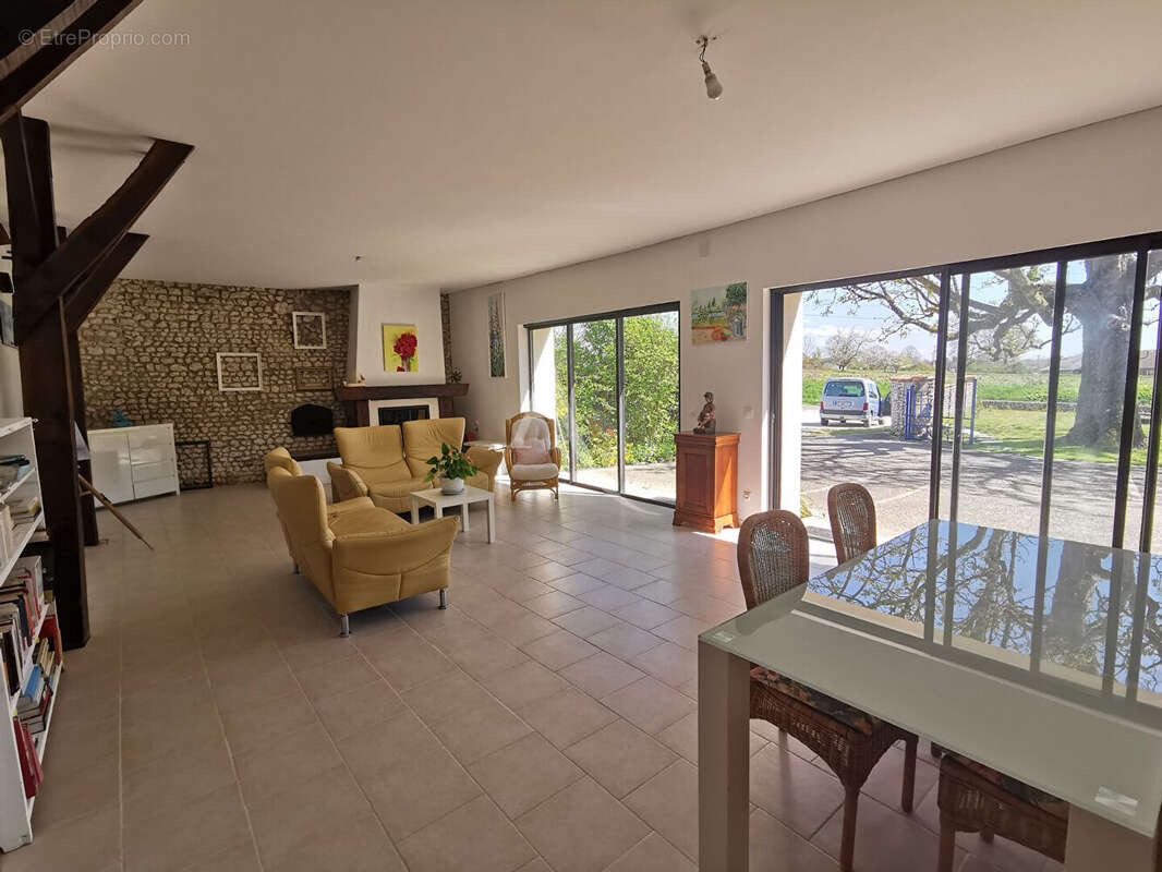 Maison à TUGERAS-SAINT-MAURICE