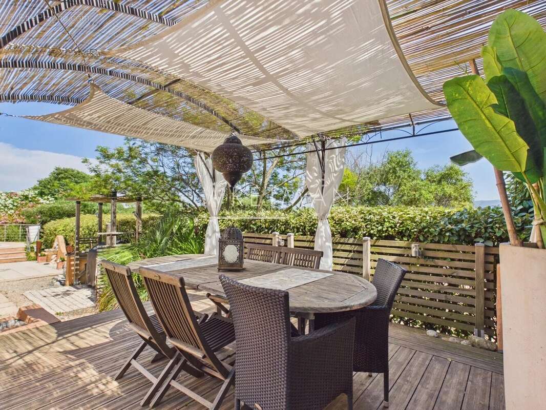 Villa bien entretenue avec piscine et vue dégagée - Le Luc - photo 18