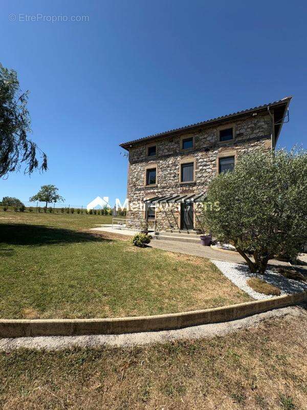 Maison en pierre  de standing avec dépendance 160M² sur 17000 m² de terrain clos et plat - photo 2