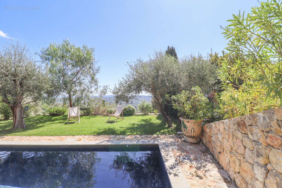 Maison à CHATEAUNEUF-GRASSE