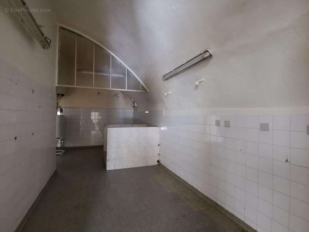   - Commerce à AUBENAS