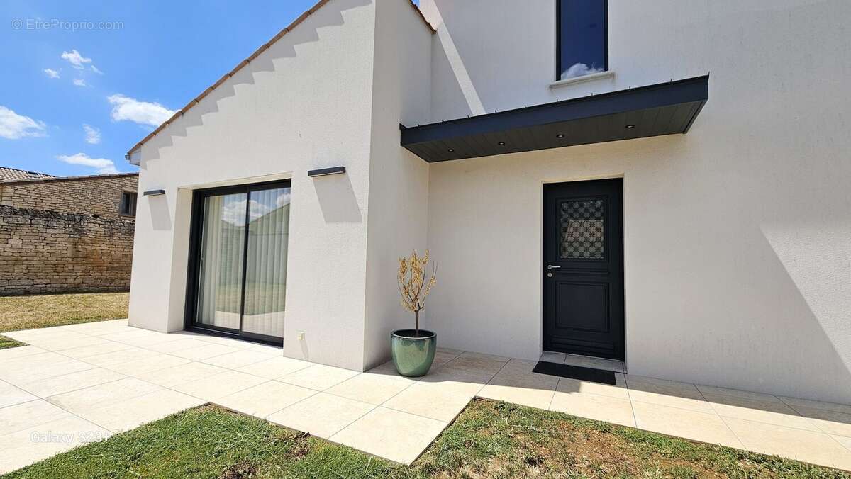 Maison 137 m² à Niort  - photo 2