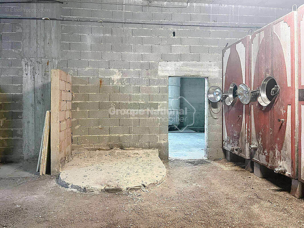 Châteauneuf-du-Pape : Ancienne cave viticole de 350 m² avec fort potentiel - photo 6
