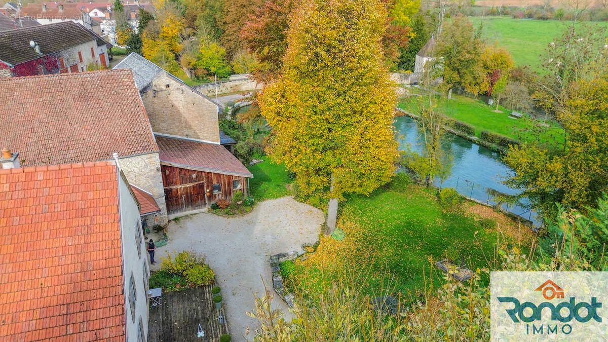 Maison à VILLECOMTE