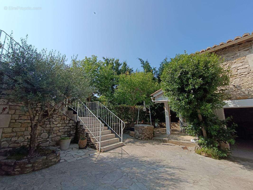 Maison à SAINT-JEAN-DE-MARUEJOLS-ET-AVEJAN