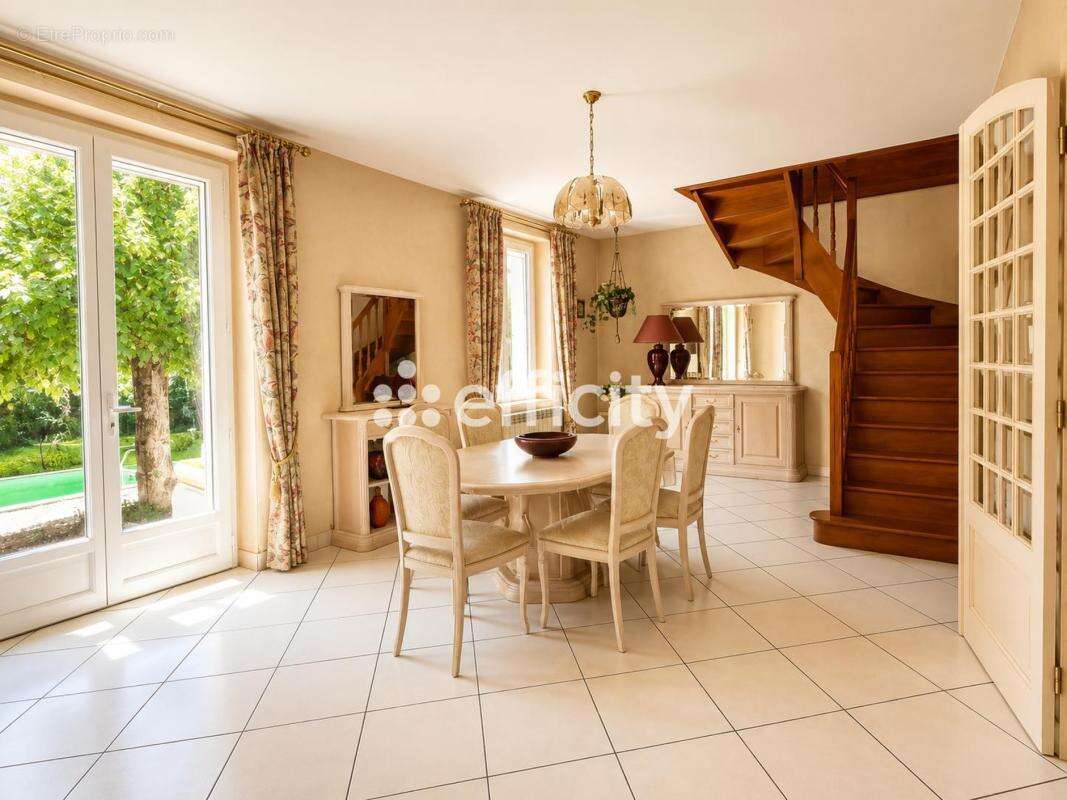 Maison 160 m² à Jassans-Riottier  - photo 4