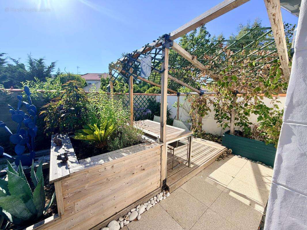  ROCHEFORT – Élégante meulière rénovée  – Dépendance, local indépendant et jardin - photo 20