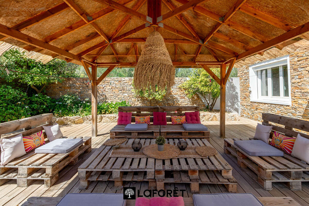 BANDOL - Magnifique villa de caractère avec piscine, cuisine d'été, vue dégagée et fort potentiel - photo 10