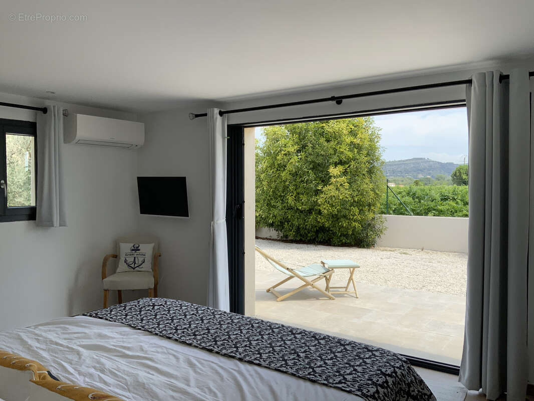 Mas provençal avec piscine, jardin et vue sur les vignes. - photo 3