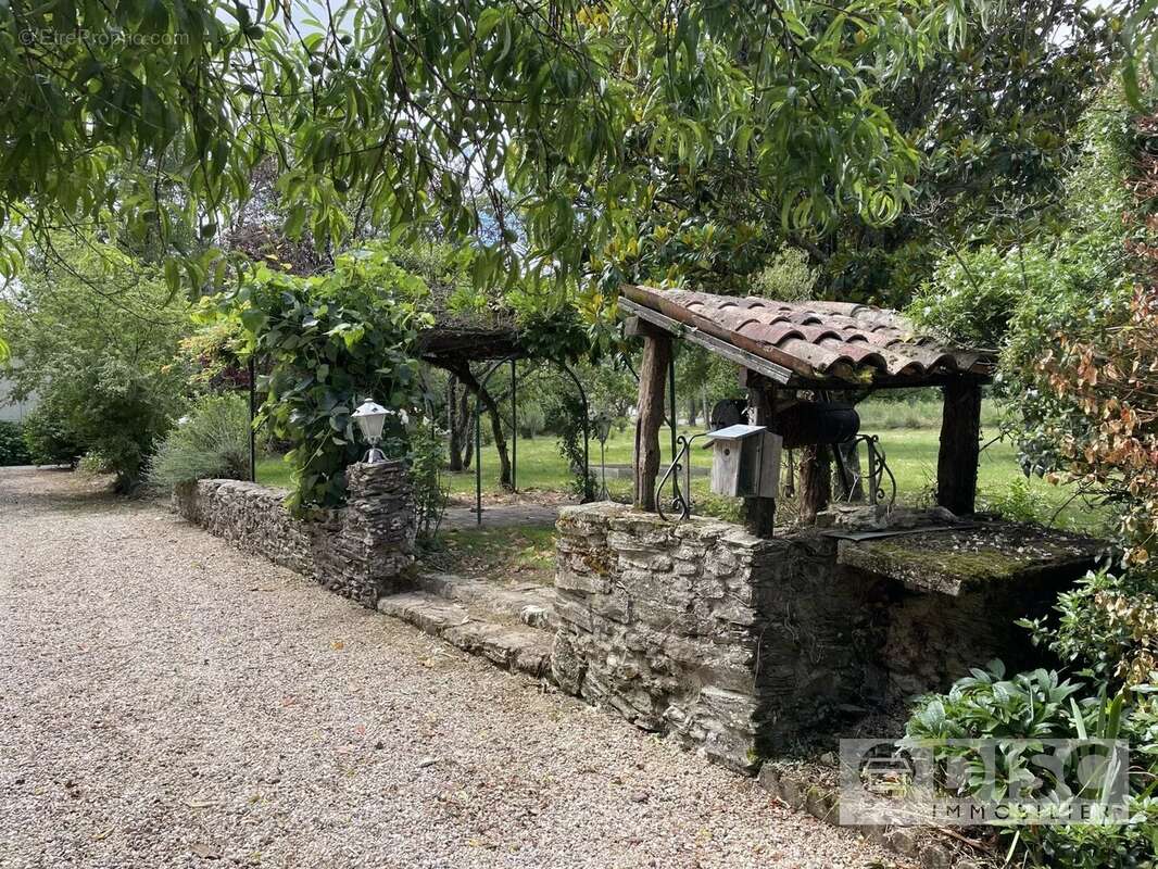 Maison à MIRANDOL-BOURGNOUNAC