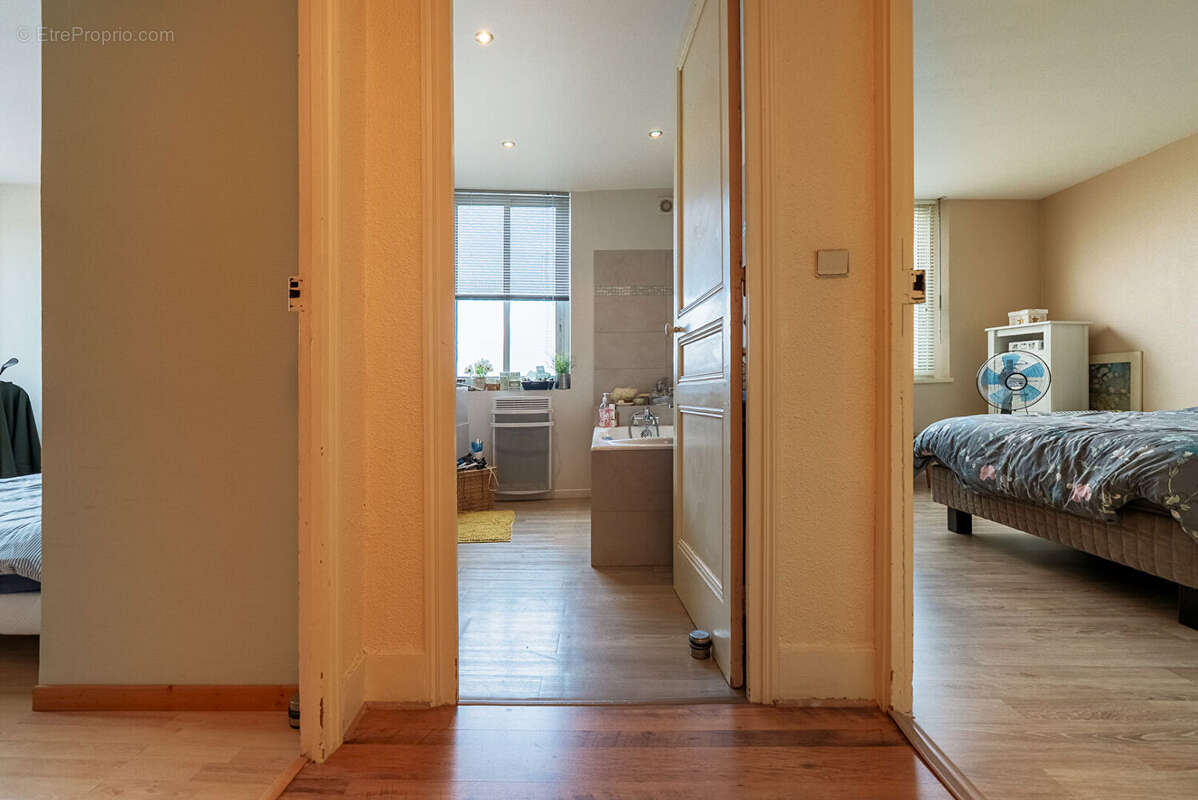 CARCASSONNE - PALAIS - GAMBETTA Appartement T3 99 m² avec vue Cité, cave et possibilité de garage - photo 12