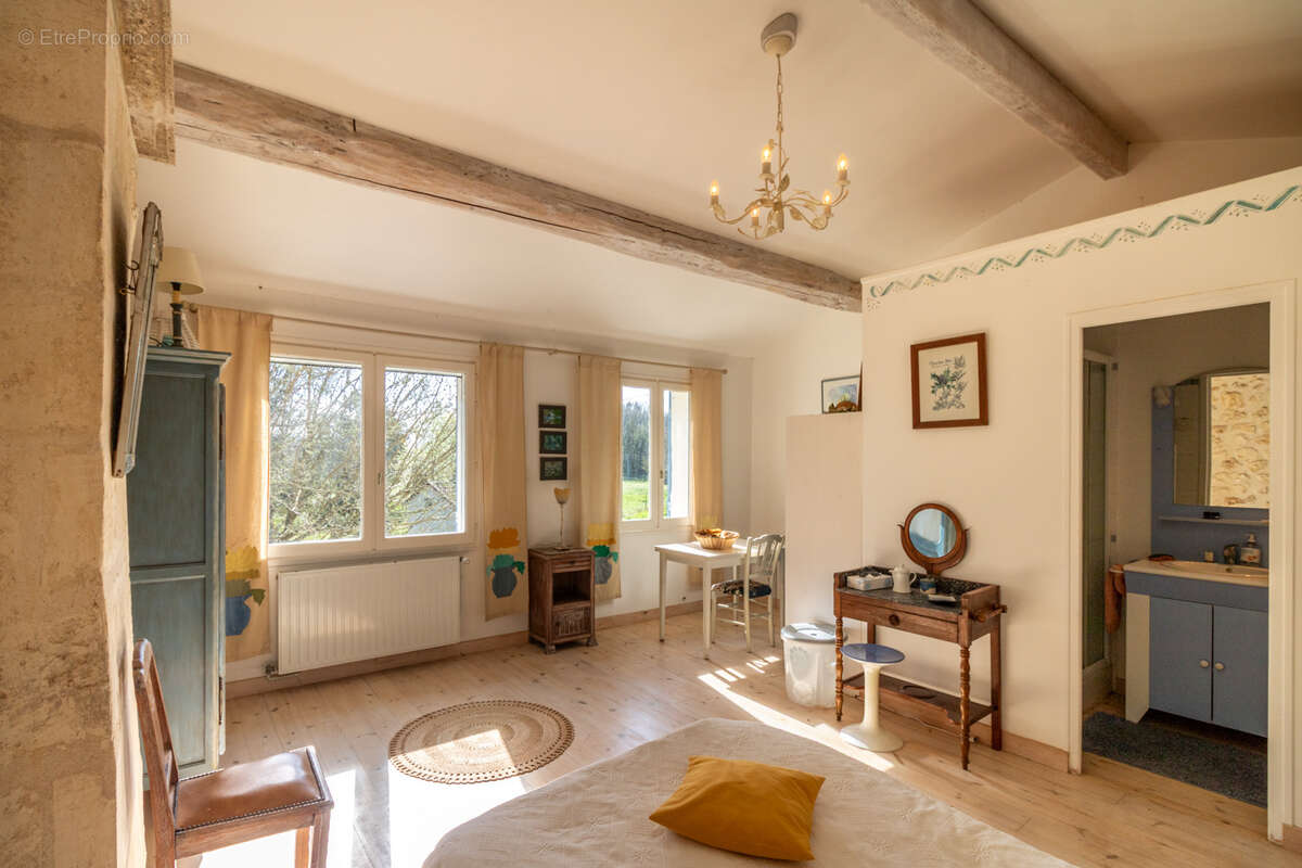 Maison à NIEUL-LES-SAINTES