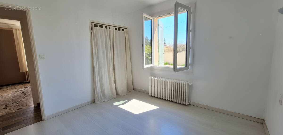 Maison à ENTRAIGUES-SUR-LA-SORGUE