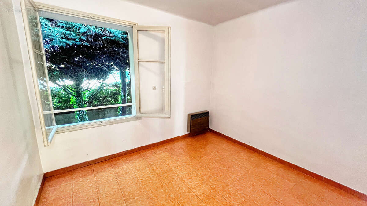 Maison à ENTRAIGUES-SUR-LA-SORGUE