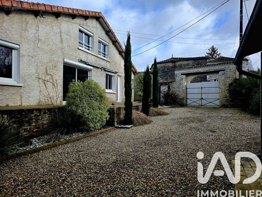 Maison 110 m² à Saint-Genis-D'hiersac  - photo 4